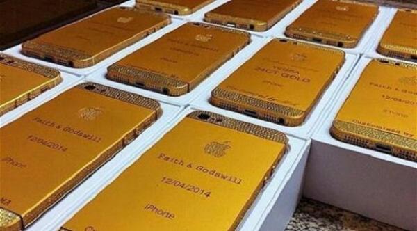 بالصور: هواتف "آي فون" هدية رئيس نيجيريا للضيوف في زفاف ابنه