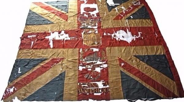 اشترى علماً ممزقاً بـ 500 جنيه.. واكتشف أنه يساوي 300 ألف