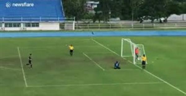 بالفيديو.. أغرب ركلة جزاء في التاريخ تنتهي بطريقة جنونية