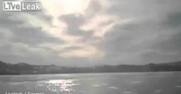 بالفيديو.. لحظة غرق سيارة عائلة في بحيرة متجمدة