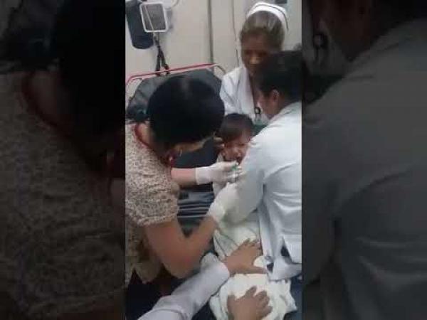 بمهارة عالية : شاهد كيف استخرجت طبيبة قطعة نقدية ابتلعها طفل صغير