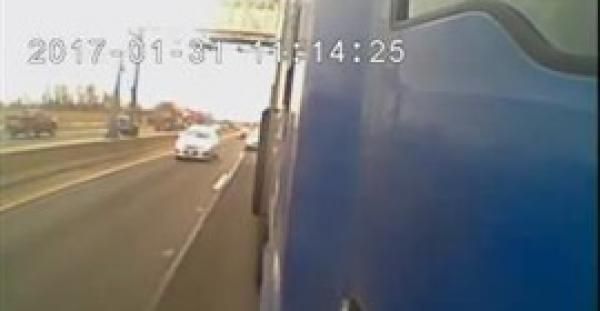 شاهد.. ماذا حدث لسائق متهور حاول تجاوز شاحنة ضخمة على الطريق