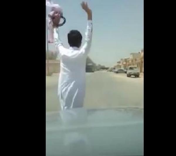 شاهد : مقطع كوميدي لفتى سعودي تبثه قناة أميركية