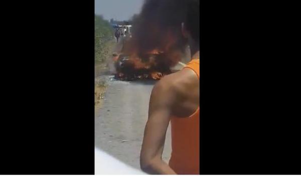 بالفيديو : النيران تلتهم سيارة بالطريق السيار بين الرباط و البيضاء