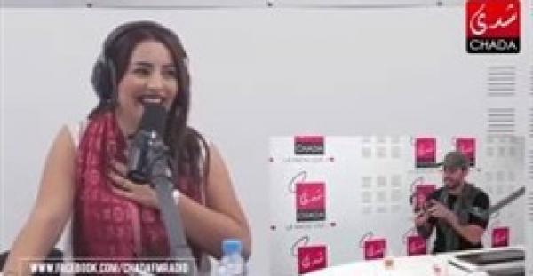 بالفيديو.. مطرب شهير ينسحب على الهواء بعد سؤال محرج من المذيعة