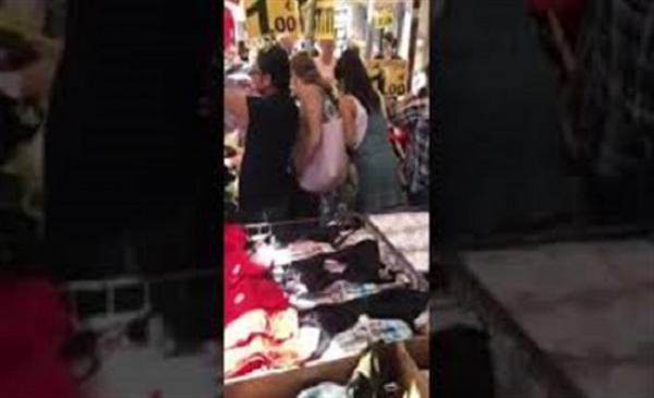 امرأة تسرق أخرى بطريقة ماكرة (فيديو)