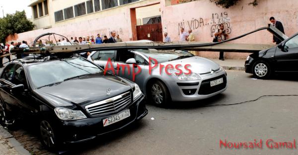 الدار البيضاء :الإهمال يتسبب في سقوط اعمدة كهربائية فوق خمس سيارات