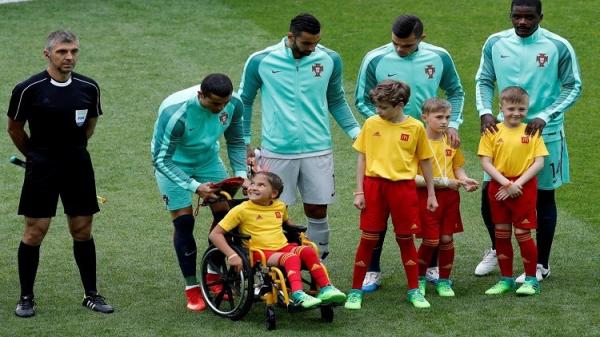 طفلة من ذوي الاحتياجات الخاصة تستمتع بلحظة تاريخية مع رونالدو