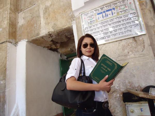 صحافية قناة دوزيم غزلان الطيبي: لا توجد ديانة فوق ديانة أخرى