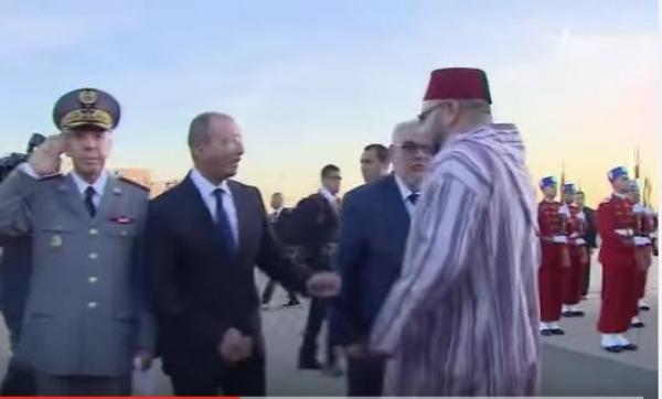 الملك يضع بنكيران في موقف محرج خلال استقباله بمطار محمد الخامس