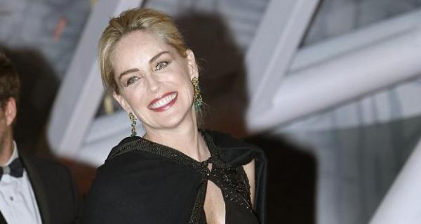 اتهام شارون ستون بإقامة علاقة مع القذافي مقابل 5 مليون دولار