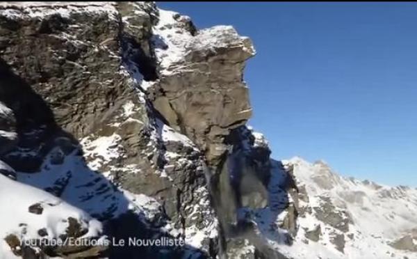 بالفيديو: لحظة سقوط صخرة عملاقة من قمة جبل