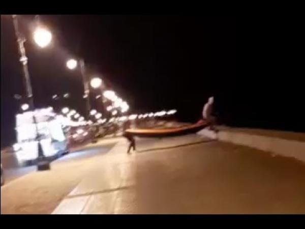 شاهد عملية "حريك" من طرف شابين بشاطئ مرقالة بطنجة