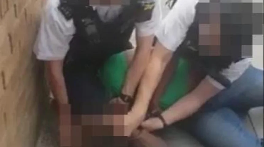 بريطانيا..توقيف شرطي عن العمل بعد أن جثا على عنق مشتبه به