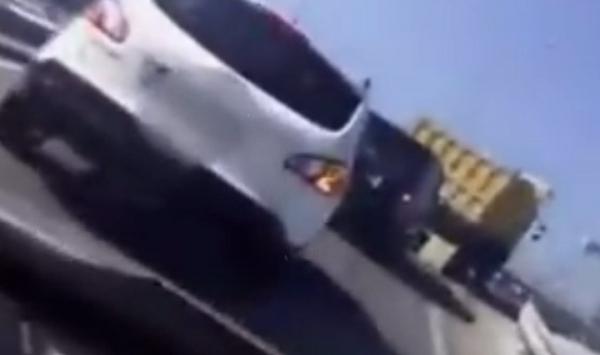 سائق شاحنة ينهي مطاردة سائقين غاضبين له بحيلة ذكية