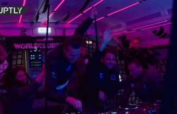 شاهد.. حفلة رقص على متن طائرة في ظروف غير اعتيادية