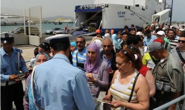 الملك يأمر بمباشرة التحقيق حول ما راج من رشوة وسوء معاملة مغاربة الخارج بمختلف نقاط الحدود