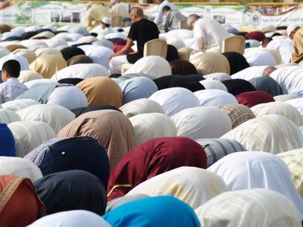 يواجهان السجن لمدة عامين بسبب ما فعلوه أثناء الصلاة بأحد المساجد