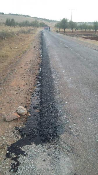 شوهة بالفيديو ...هكذا  يتم  تزفيت الطرقات بأعالي جبال أزيلال 