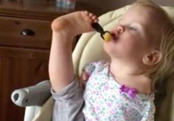 بالفيديو: طفلة ولدت بدون يدين تتناول الطعام بقدميها