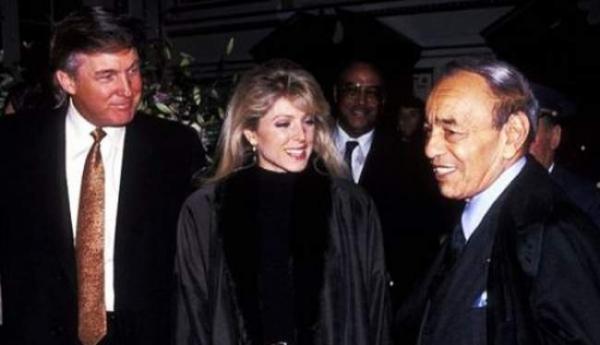 من التاريخ : دونالد ترامب رفقة الراحل الحسن الثاني في فندق بنيويورك سنة 1992