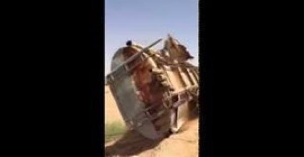 بالفيديو.. لحظة سقوط صهريج على سيارة «هايلوكس»