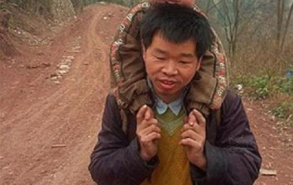 صيني يحمل طفله على ظهره 29 كيلومتر يومياً إلى المدرسة