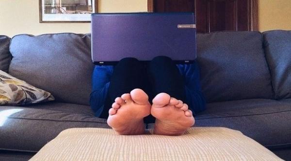 كيف يؤثر العمل من المنزل لعدة أشهر على صحة القدمين؟