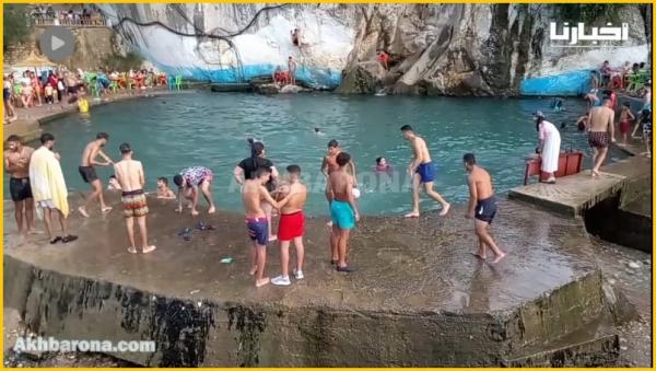 إقبال منقطع النظير للزوار على عين الزرقاء نواحي تطوان بعد ارتفاع درجات الحرارة