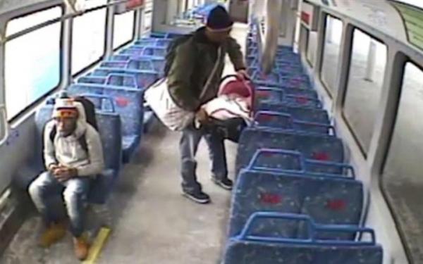 أب مهمل يطارد قطارا بعد ترك طفله بداخله لتدخين سيجارة (فيديو)