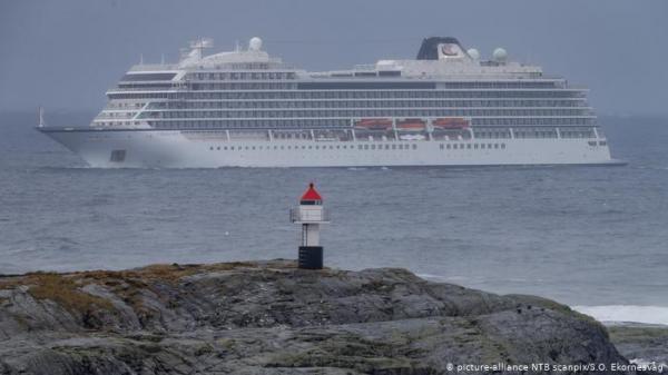 بسبب سيلفي.. شركة سياحية تمنع سيدة من ركوب سفنها مدى الحياة