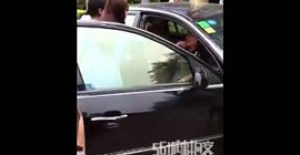 بالفيديو : فتاة تسحل غريمتها بعد أن ضبطتها في سيارة حبيبها