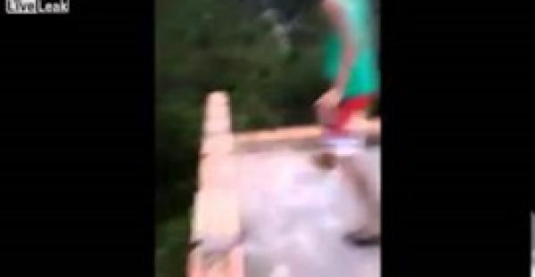 بالفيديو.. سور يسقط بمراهق من أعلى سطح عمارة