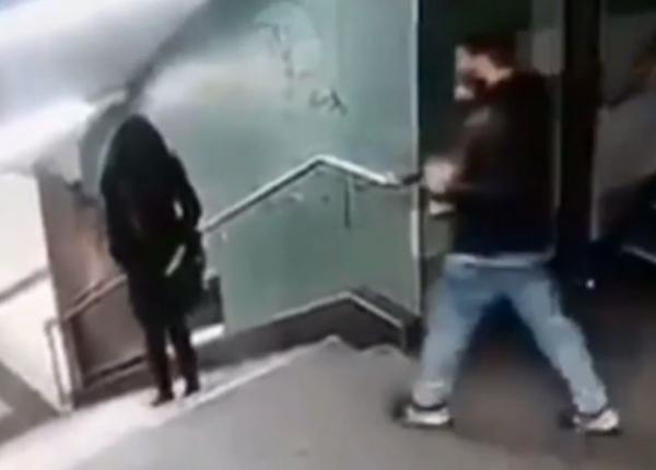 الشرطة تواصل البحث عن المعتدي على سيدة في مترو أنفاق برلين