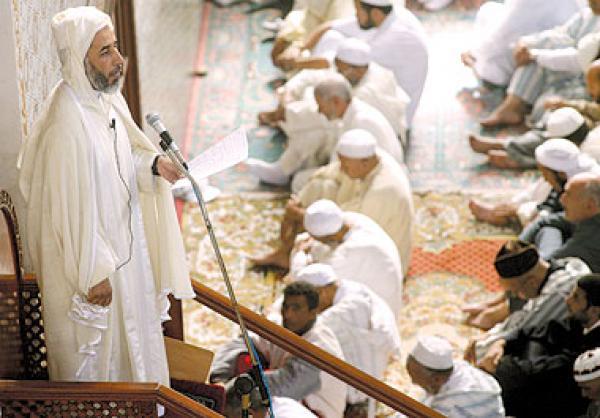 في سابقة من نوعها..."قربالة" داخل مسجد بسبب تغيب خطيب الجمعة وهكذا كانت النهاية!!