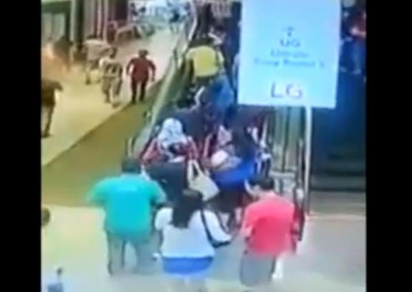 بالفيديو: لحظة سقوط متسوقين مثل قطع الدومينو فوق درج كهربائي معطل