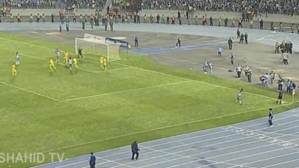 لاعب اتحاد طنجة ينفعل ويسدد كرة قوية موجعة نحو أحد المصورين