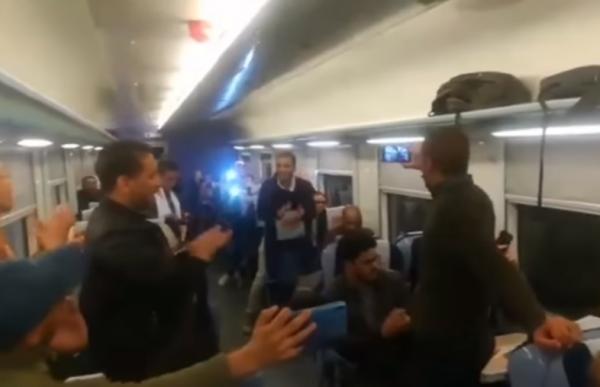 الأساتذة المتعاقدون يرددون شعاراتهم النضالية داخل القطار