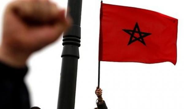 شاب يحمل الراية المغربية يهدد بالانتحار من فوق رافعة حديدية لعمارة في طور البناء ، وهذا ما وقع