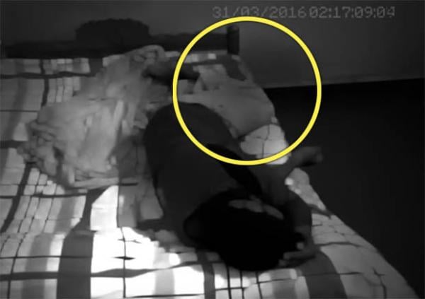 بالفيديو: شبح مخيف يهاجم جسد شاب أثناء نومه