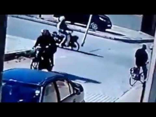 لصان بدراجة نارية يعتديان على شاب و يسلبان هاتفه