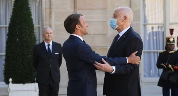 استقبال "ماكرون" للرئيس التونسي بدون كمامة يثير الجدل