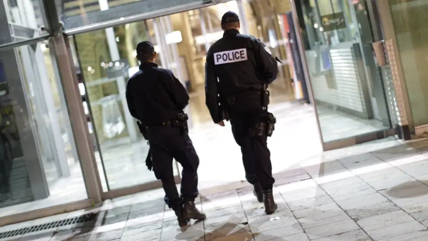 "ما بغيتش نرجع للمغرب".. محاولة هروب خطيرة لشاب مغربي قبل ترحيله من فرنسا