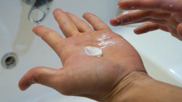 يدهش متابعيه بتشكيل كميات كبيرة من الرغوة من فقاعات صغيرة