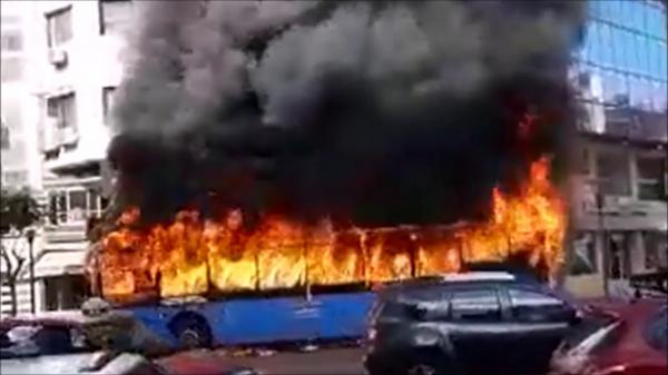 احتراق حافلة عن كاملها بشارع الزرقطونى بالدارالبيضاء