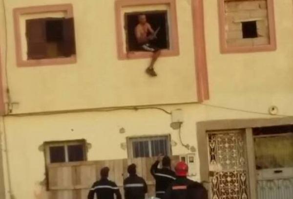 شرطة خريبكة تطيح بمجرم روع الساكنة بالسلاح الأبيض وهدد بالانتحار