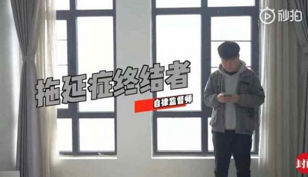 منبه بشري يكسب رزقه بتذكير عملائه بمهامهم اليومية الضرورية