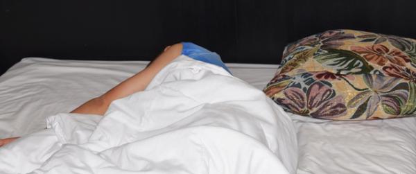 طبيب يحذر من مخاطر النوم بدون وسادة