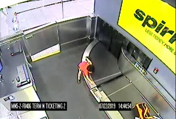 بالفيديو .. صبي ذو عامين يتسلل إلى الحزام الذي تُنقل عليه حقائب المسافرين