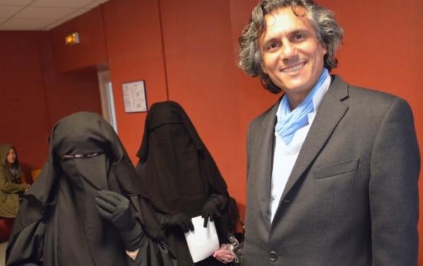 بالفيديو ....  رشيد نكّاز المليونير الذي هبّ إلى مساعدة المنقبات :  اذا أصبحت رئيسا للجزائر سأفتح الحدود مع المغرب